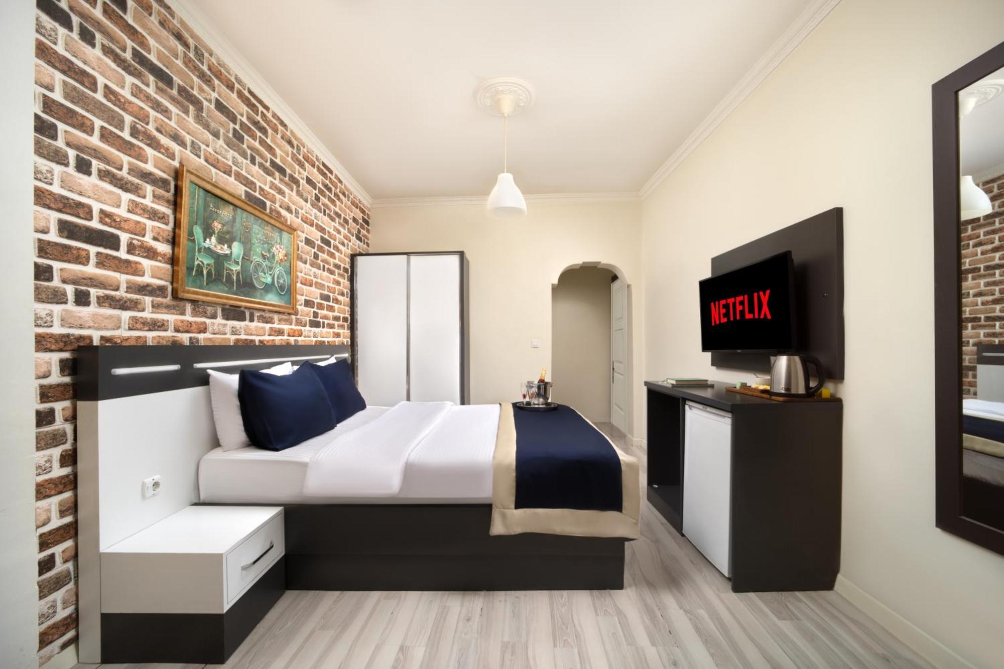 & Hotel